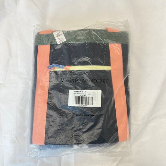 Victoria's Secret Pink Weekender Tote Bag & Beach Towel Set - Picture 4 of 6